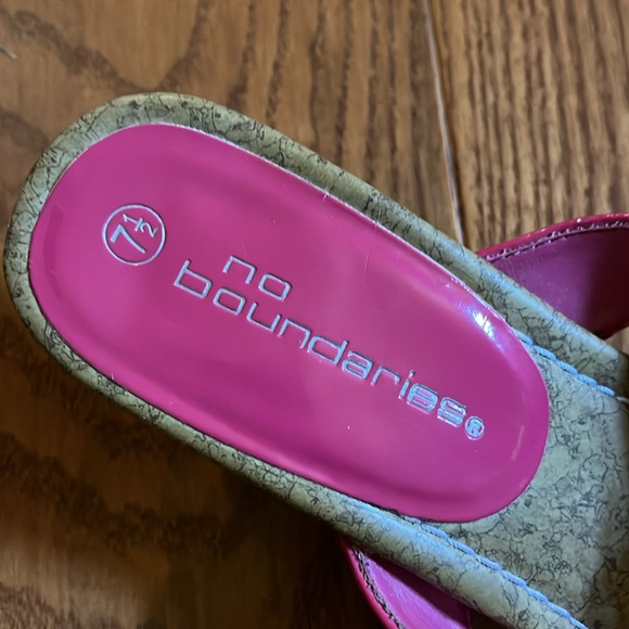 No boundaries shoe daisy 2” heel  71/2 - Picture 5 of 10